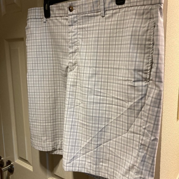 Greg Norman Men’s Shorts Size 38 white with gray plaid - Picture 2 of 8
